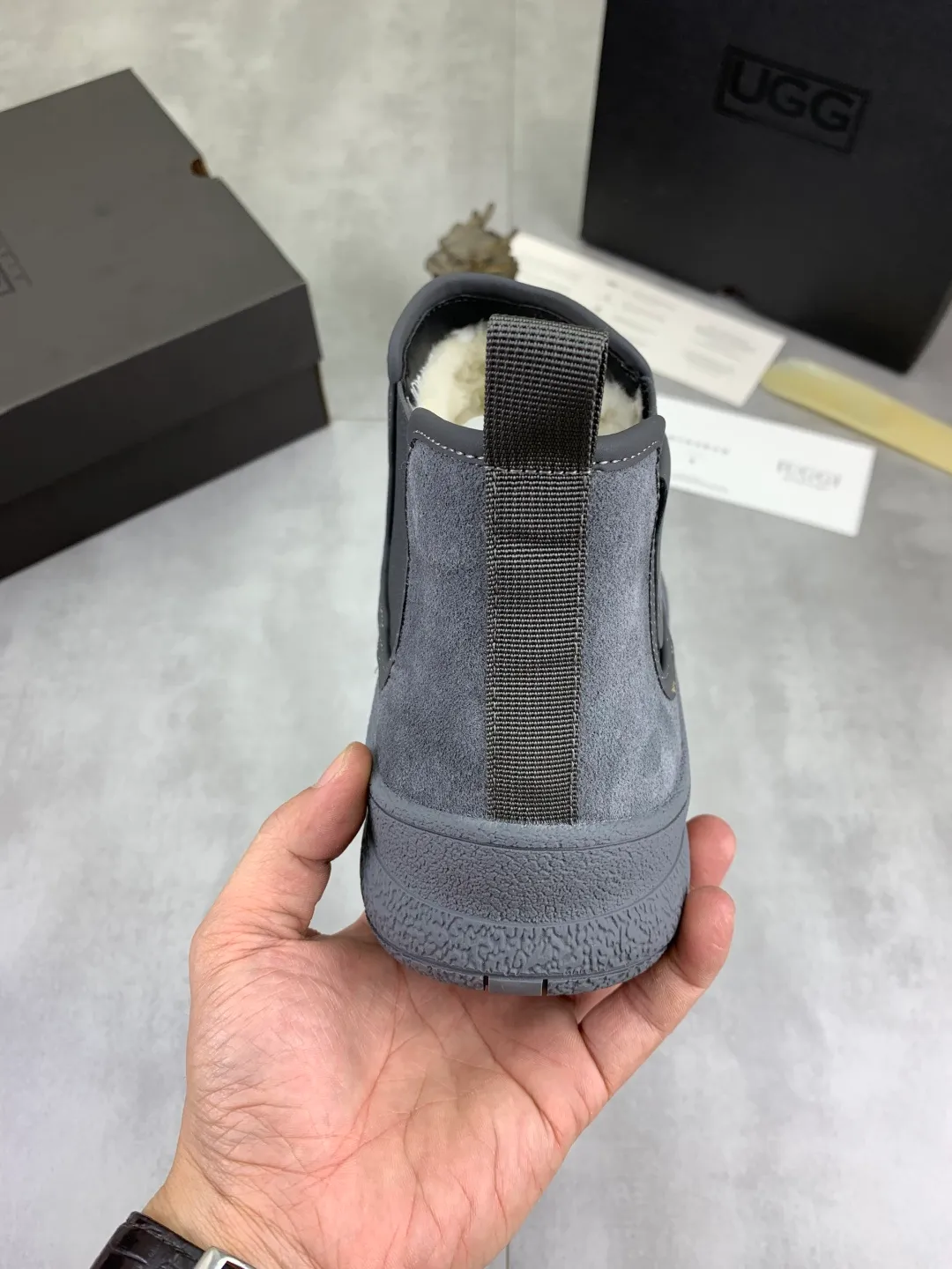 Men's men's shoes 💰P560 New arrival 🆕🆕🆕 IUGGI A pair of handsome Martin boots that want to be "welded" to the feet. Sheep fur lining is comfortable and warm. The anti-slip performance is even better. Matte cowhide with super comfortable stretch velvet. ➕Fine handmade stitching to keep your feet from freezing in the winter. Must be arranged! Perfectly interpreting the essence of Chelsea, trendy and fashionable, casual and versatile. Size: 39-44